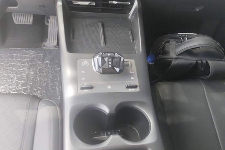 Used BYD Qin PLUS 2025 DM-i Smart Drive 55KM Leading Model Gear Lever