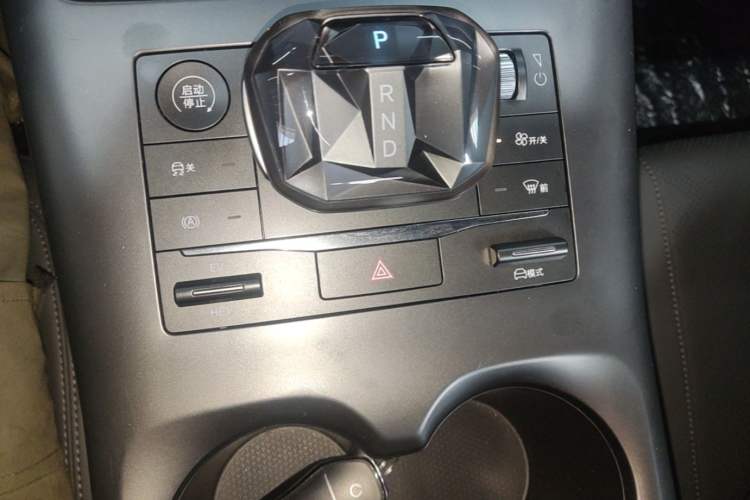Used BYD Qin PLUS 2025 DM-i Smart Drive 55KM Leading Model Gear Lever