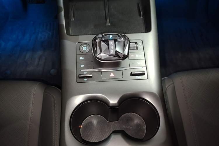 Used BYD Qin PLUS 2025 DM-i Smart Drive 55KM Leading Model Gear Lever