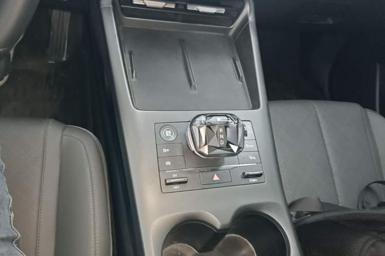 Used BYD Qin PLUS 2025 DM-i Smart Drive 55KM Leading Model Gear Lever
