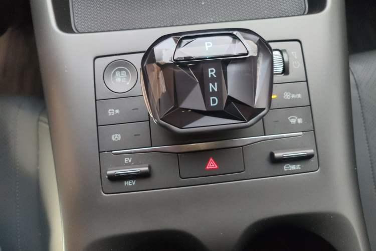 Used BYD Qin PLUS 2025 DM-i Smart Drive 55KM Leading Model Gear Lever