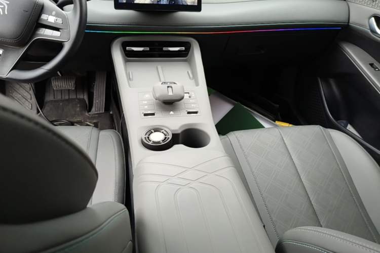 Used BYD Qin PLUS 2025 DM-i Smart Drive 55KM Leading Model Gear Lever