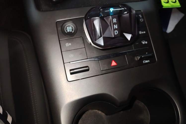 Used BYD Qin PLUS 2025 DM-i Smart Drive 55KM Leading Model Gear Lever