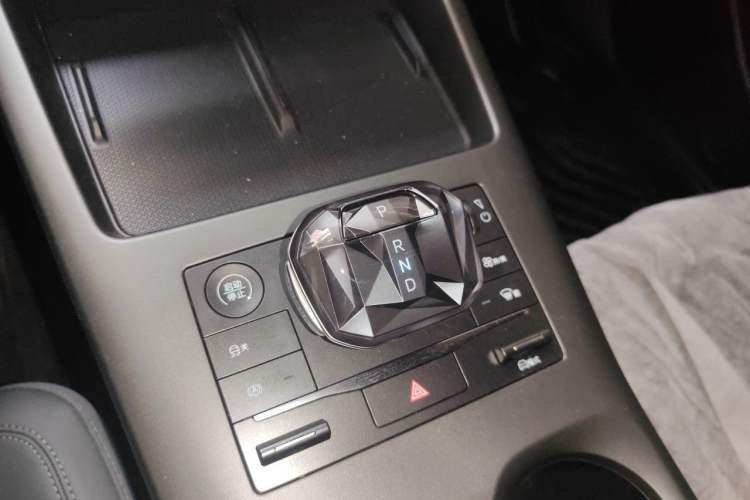 Used BYD Qin PLUS 2025 DM-i Smart Drive 55KM Leading Model Gear Lever