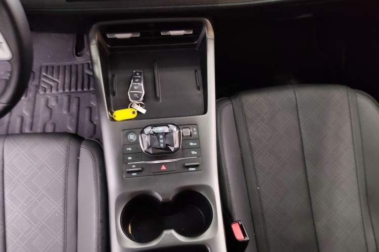 Used BYD Qin PLUS 2025 DM-i Smart Drive 120KM Superior Model Gear Lever