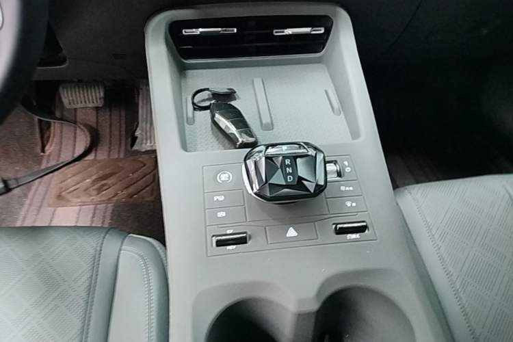 Used BYD Qin PLUS 2025 DM-i Smart Drive 55KM Leading Model Gear Lever