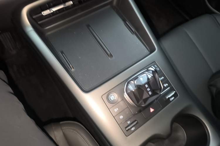 Used BYD Qin PLUS 2025 DM-i Smart Drive 55KM Leading Model Gear Lever