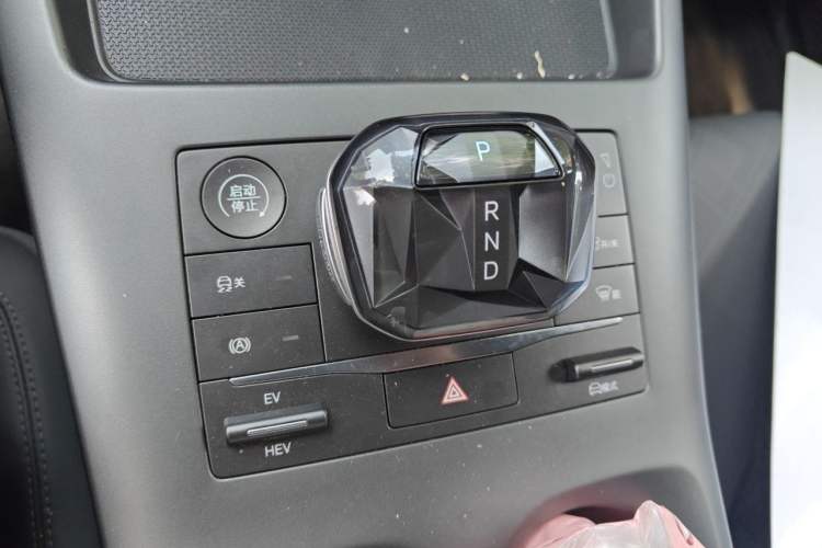 Used BYD Qin PLUS 2025 DM-i Smart Drive 55KM Leading Model Gear Lever