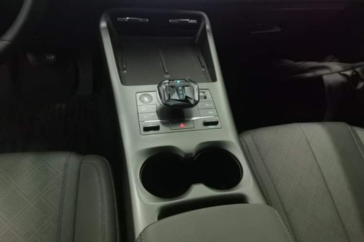Used BYD Qin PLUS 2025 DM-i Smart Drive 55KM Leading Model Gear Lever