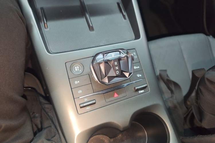 Used BYD Qin PLUS 2025 DM-i Smart Drive 55KM Leading Model Gear Lever