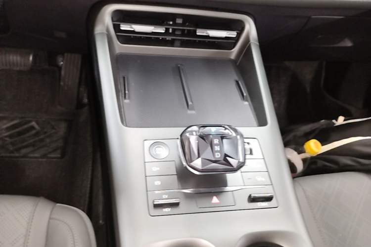 Used BYD Qin PLUS 2025 DM-i Smart Drive 55KM Leading Model Gear Lever