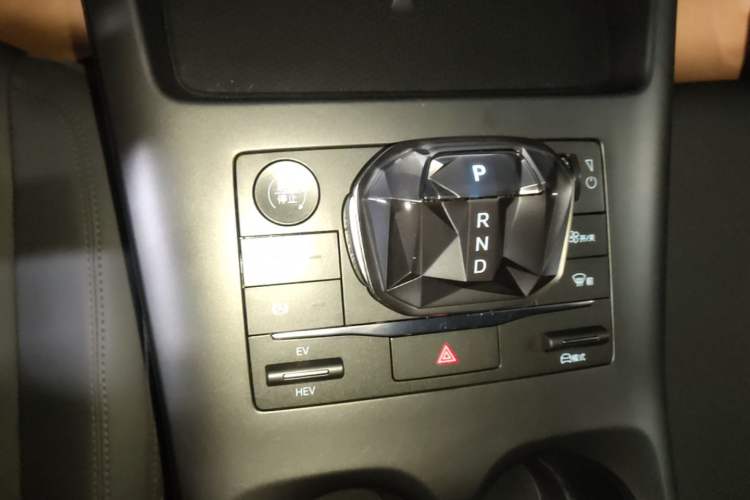Used BYD Qin PLUS 2025 DM-i Smart Drive 55KM Leading Model Gear Lever