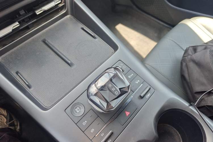 Used BYD Qin PLUS 2025 DM-i Smart Drive 55KM Leading Model Gear Lever