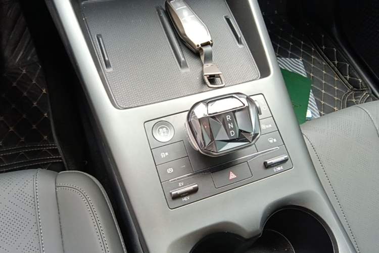 Used BYD Qin PLUS 2025 DM-i Smart Drive 55KM Leading Model Gear Lever