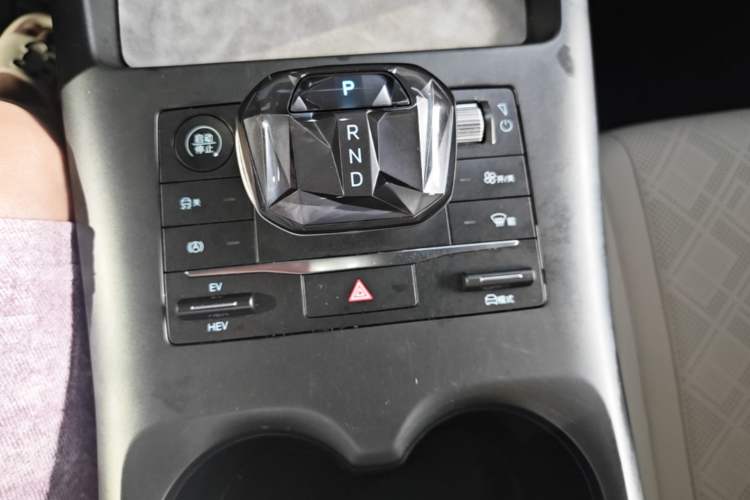 Used BYD Qin PLUS 2025 DM-i Smart Drive 55KM Leading Model Gear Lever
