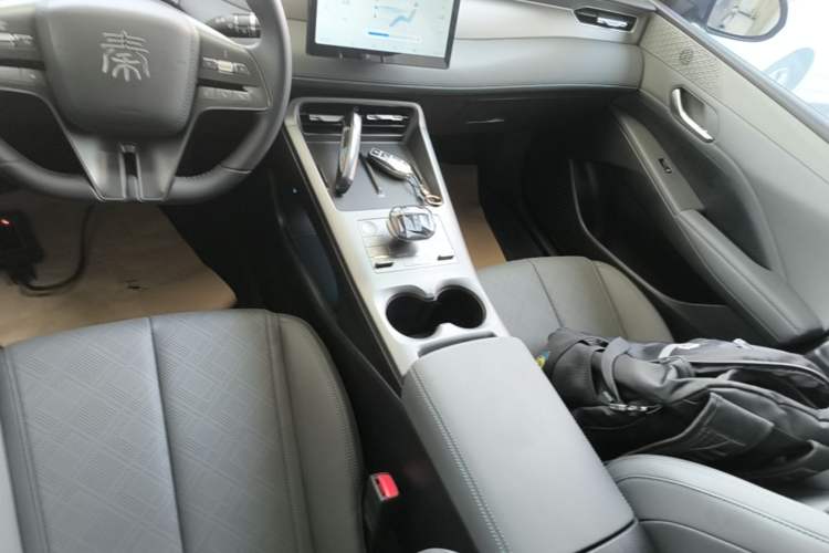 Used BYD Qin PLUS 2025 DM-i Smart Drive 55KM Leading Model Gear Lever