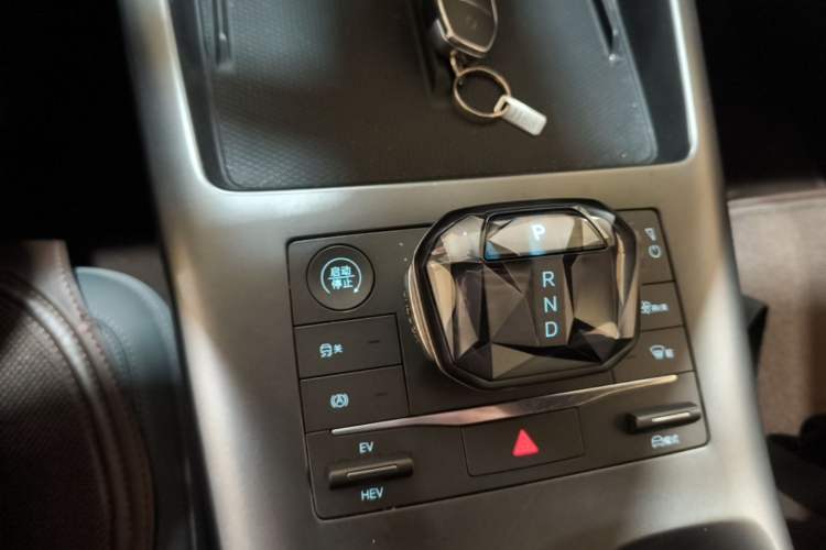 Used BYD Qin PLUS 2025 DM-i Smart Drive 55KM Leading Model Gear Lever