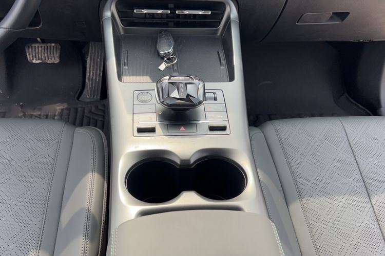 Used BYD Qin PLUS 2025 DM-i Smart Drive 55KM Leading Model Gear Lever