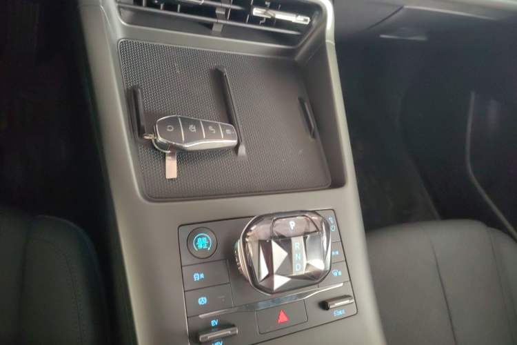 Used BYD Qin PLUS 2025 DM-i Smart Drive 55KM Leading Model Gear Lever