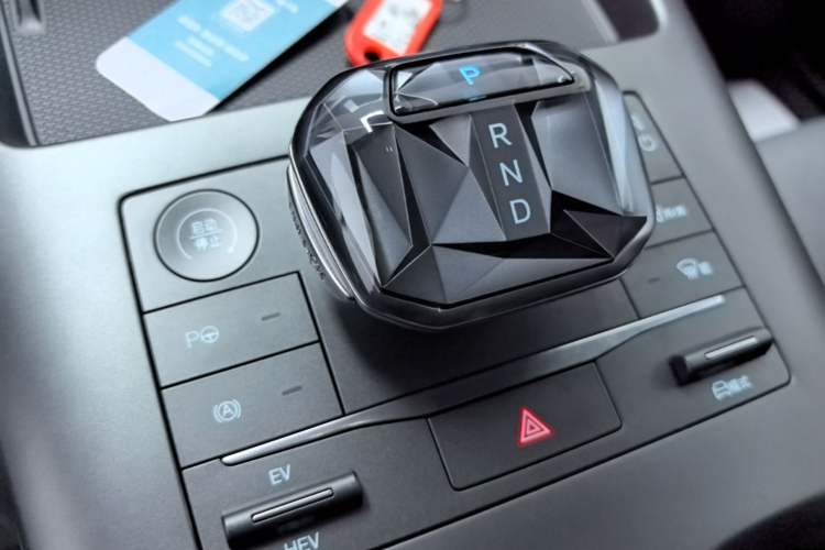 Used BYD Qin PLUS 2025 DM-i Smart Drive 120KM Superior Model Gear Lever