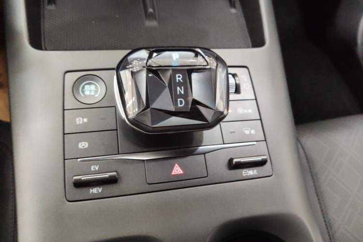 Used BYD Qin PLUS 2025 DM-i Smart Drive 55KM Leading Model Gear Lever