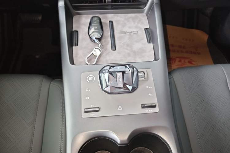 Used BYD Qin PLUS 2025 DM-i Smart Drive 55KM Leading Model Gear Lever