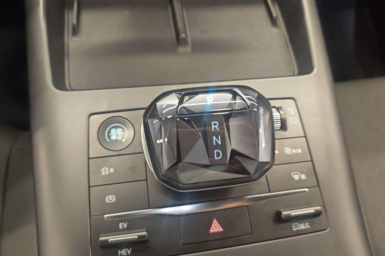 Used BYD Qin PLUS 2025 DM-i Smart Drive 55KM Leading Model Gear Lever