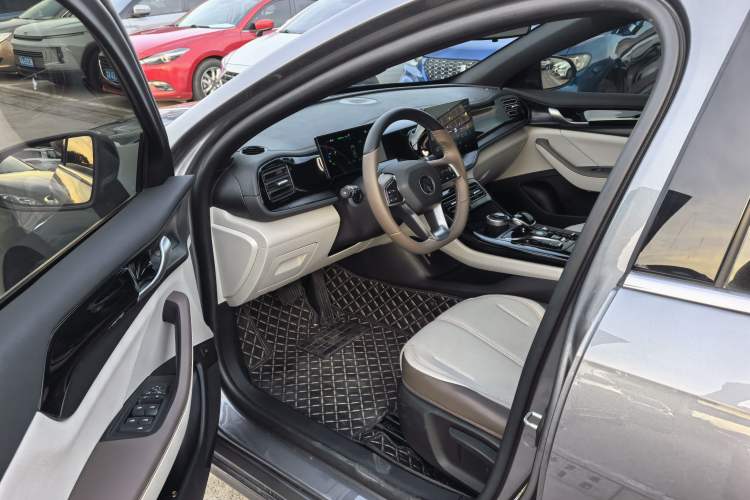 Used BYD Qin PLUS 2025 DM-i Smart Drive 55KM Leading Model Interior 2