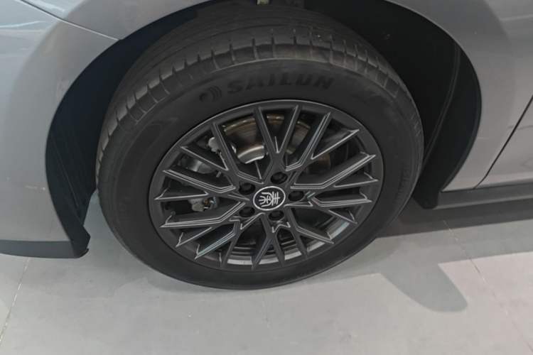 Used BYD Qin PLUS 2025 EV Smart Drive Edition 420KM Leading Model Left Front Wheel Hub