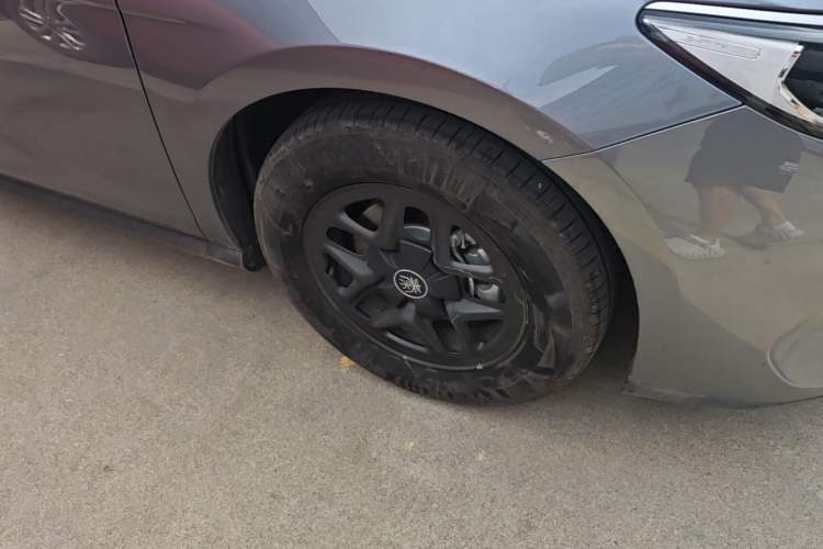 Used BYD Qin PLUS 2025 DM-i Smart Drive 55KM Leading Model Left Front Wheel Hub