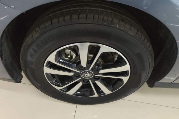 Used BYD Qin PLUS 2025 DM-i Smart Drive 120KM Superior Model Left Front Wheel Hub