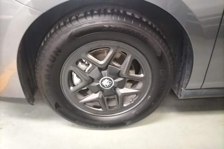 Used BYD Qin PLUS 2025 DM-i Smart Drive 55KM Leading Model Left Front Wheel Hub