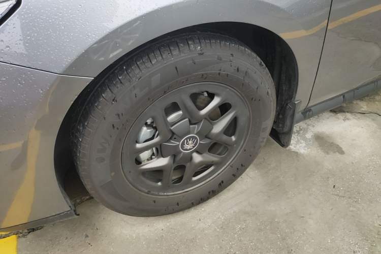 Used BYD Qin PLUS 2025 DM-i Smart Drive 55KM Leading Model Left Front Wheel Hub