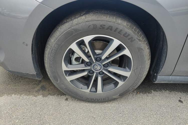 Used BYD Qin PLUS 2025 DM-i Smart Drive 120KM Superior Model Left Front Wheel Hub