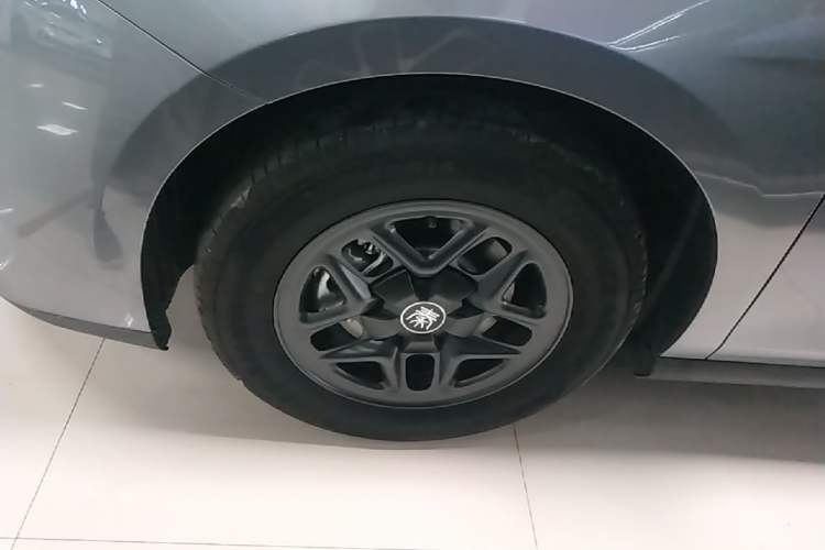 Used BYD Qin PLUS 2025 DM-i Smart Drive 55KM Leading Model Left Front Wheel Hub
