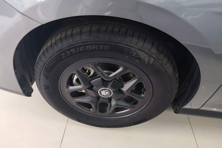 Used BYD Qin PLUS 2025 DM-i Smart Drive 55KM Leading Model Left Front Wheel Hub