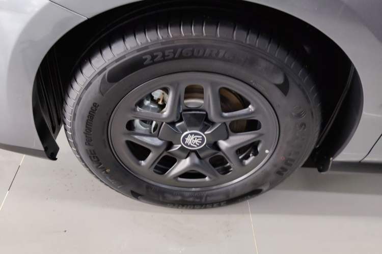 Used BYD Qin PLUS 2025 DM-i Smart Drive 55KM Leading Model Left Front Wheel Hub