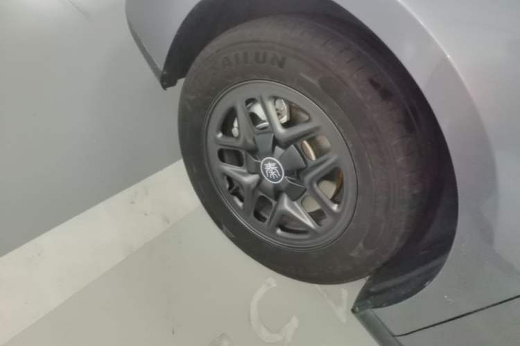 Used BYD Qin PLUS 2025 DM-i Smart Drive 55KM Leading Model Left Front Wheel Hub