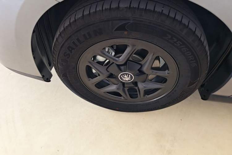Used BYD Qin PLUS 2025 DM-i Smart Drive 55KM Leading Model Left Front Wheel Hub