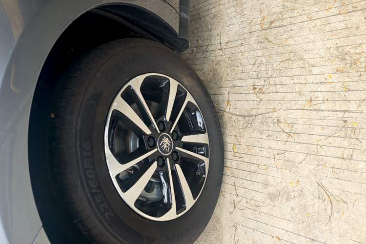 Used BYD Qin PLUS 2025 DM-i Smart Drive 120KM Superior Model Left Front Wheel Hub
