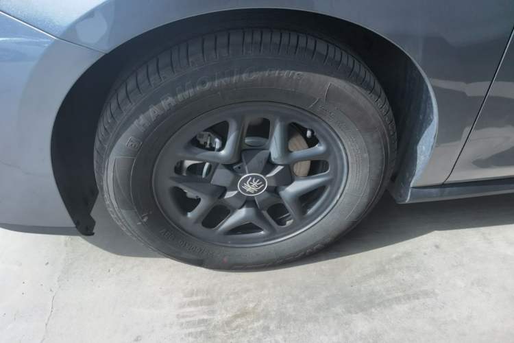 Used BYD Qin PLUS 2025 DM-i Smart Drive 55KM Leading Model Left Front Wheel Hub