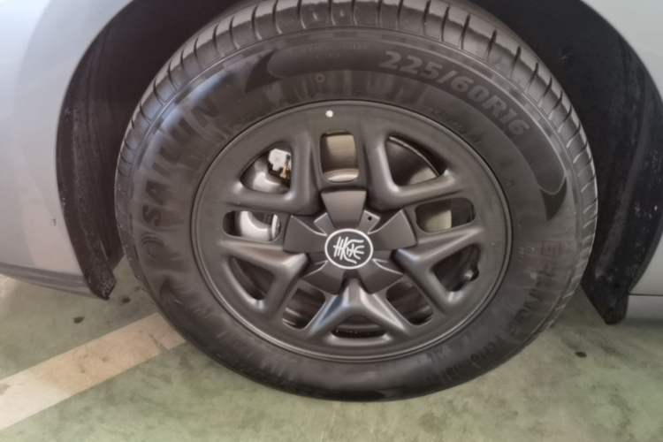 Used BYD Qin PLUS 2025 DM-i Smart Drive 55KM Leading Model Left Front Wheel Hub