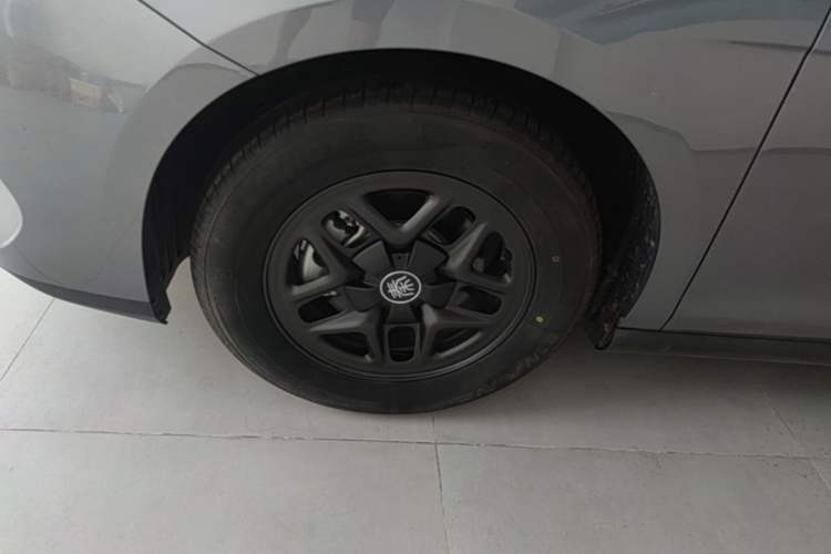 Used BYD Qin PLUS 2025 DM-i Smart Drive 55KM Leading Model Left Front Wheel Hub