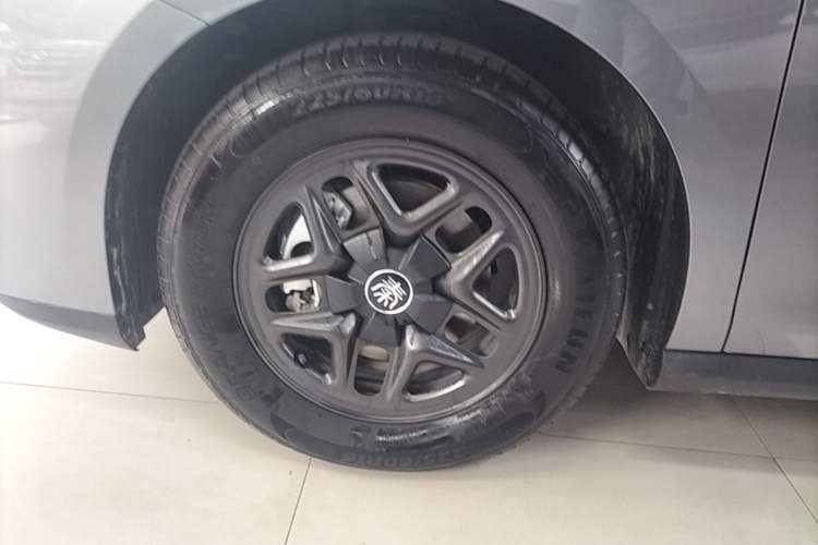 Used BYD Qin PLUS 2025 DM-i Smart Drive 55KM Leading Model Left Front Wheel Hub