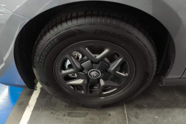 Used BYD Qin PLUS 2025 DM-i Smart Drive 55KM Leading Model Left Front Wheel Hub
