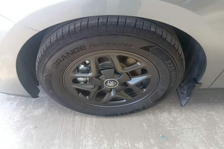 Used BYD Qin PLUS 2025 DM-i Smart Drive 55KM Leading Model Left Front Wheel Hub