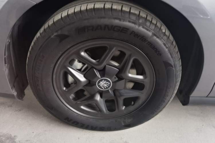 Used BYD Qin PLUS 2025 DM-i Smart Drive 55KM Leading Model Left Front Wheel Hub