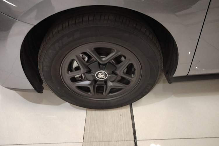 Used BYD Qin PLUS 2025 DM-i Smart Drive 55KM Leading Model Left Front Wheel Hub
