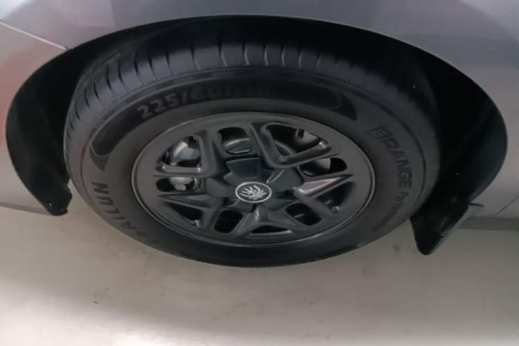 Used BYD Qin PLUS 2025 DM-i Smart Drive 55KM Leading Model Left Front Wheel Hub
