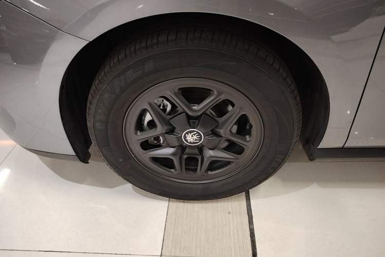 Used BYD Qin PLUS 2025 DM-i Smart Drive 55KM Leading Model Left Front Wheel Hub